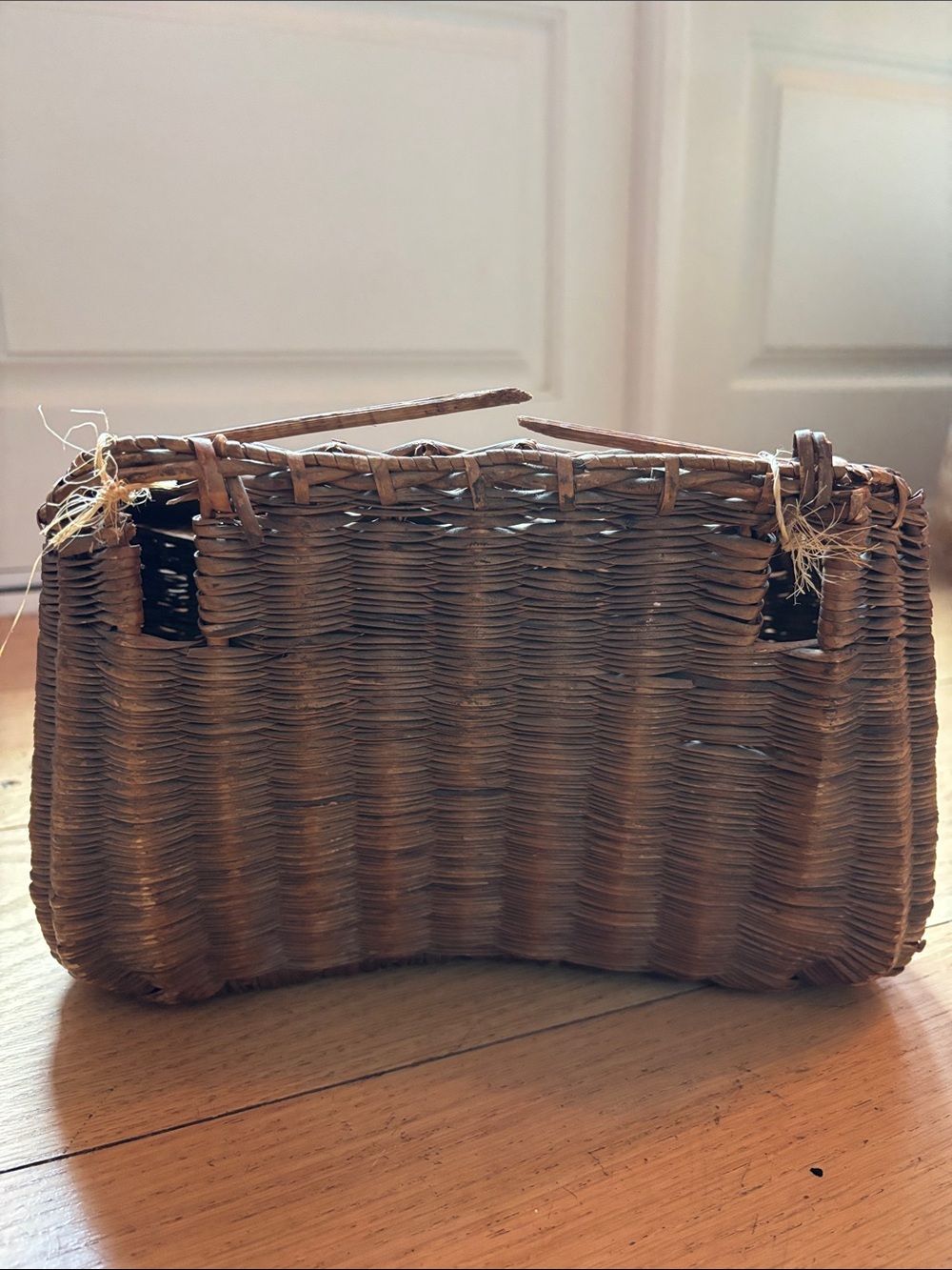 Vtg Handwoven Fishing Creel Basket
Primitive Wicker Creel Rustic Cabin Decor - Picture 2 of 10
